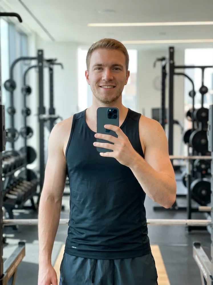 Example fitness influencer photo, gym mirror selfie